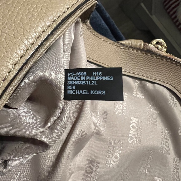 Michael Kors bag - Picture 13 of 16